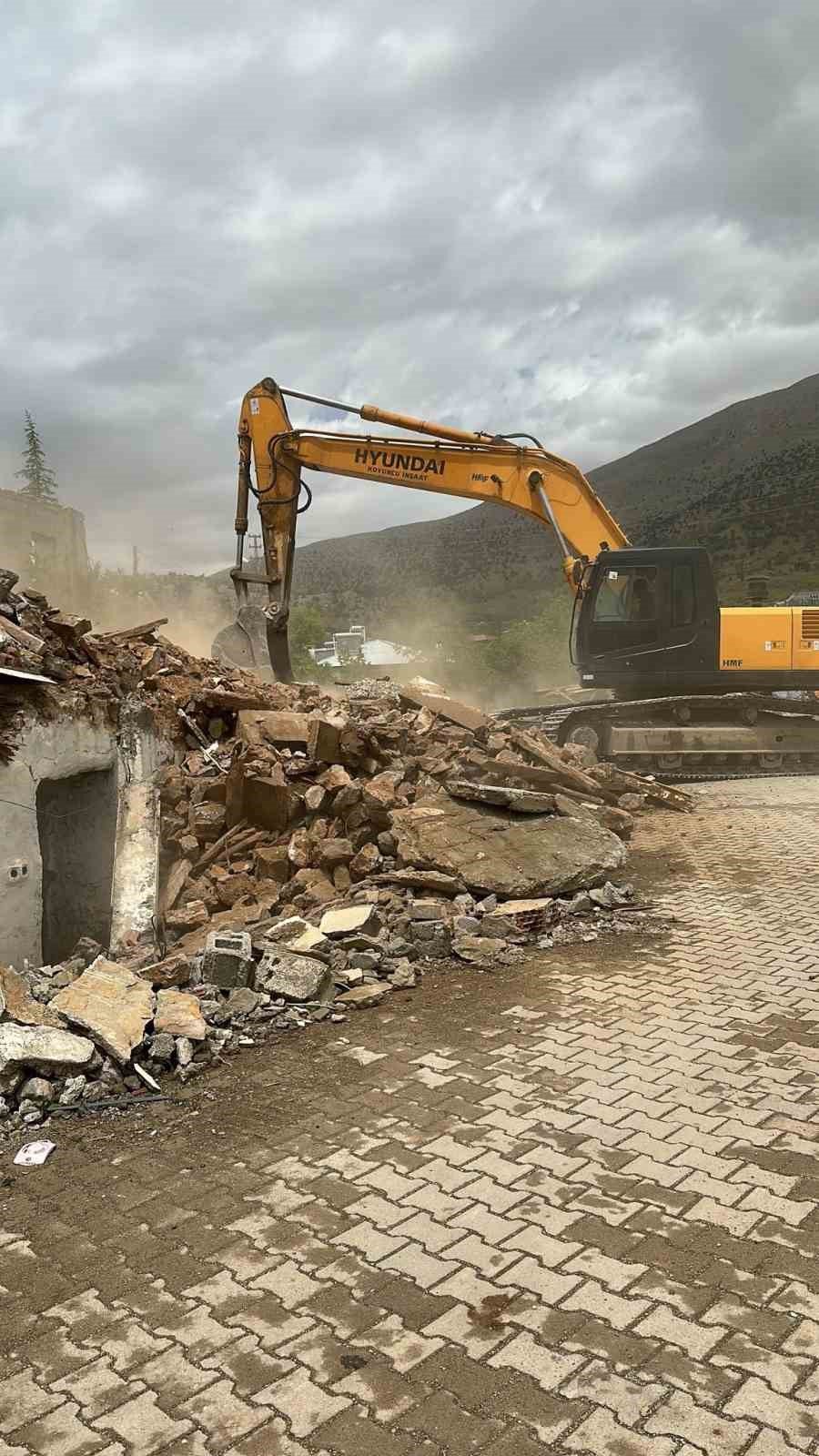 Nurhak’ta ağır hasarlı binaların yıkımı devam ediyor