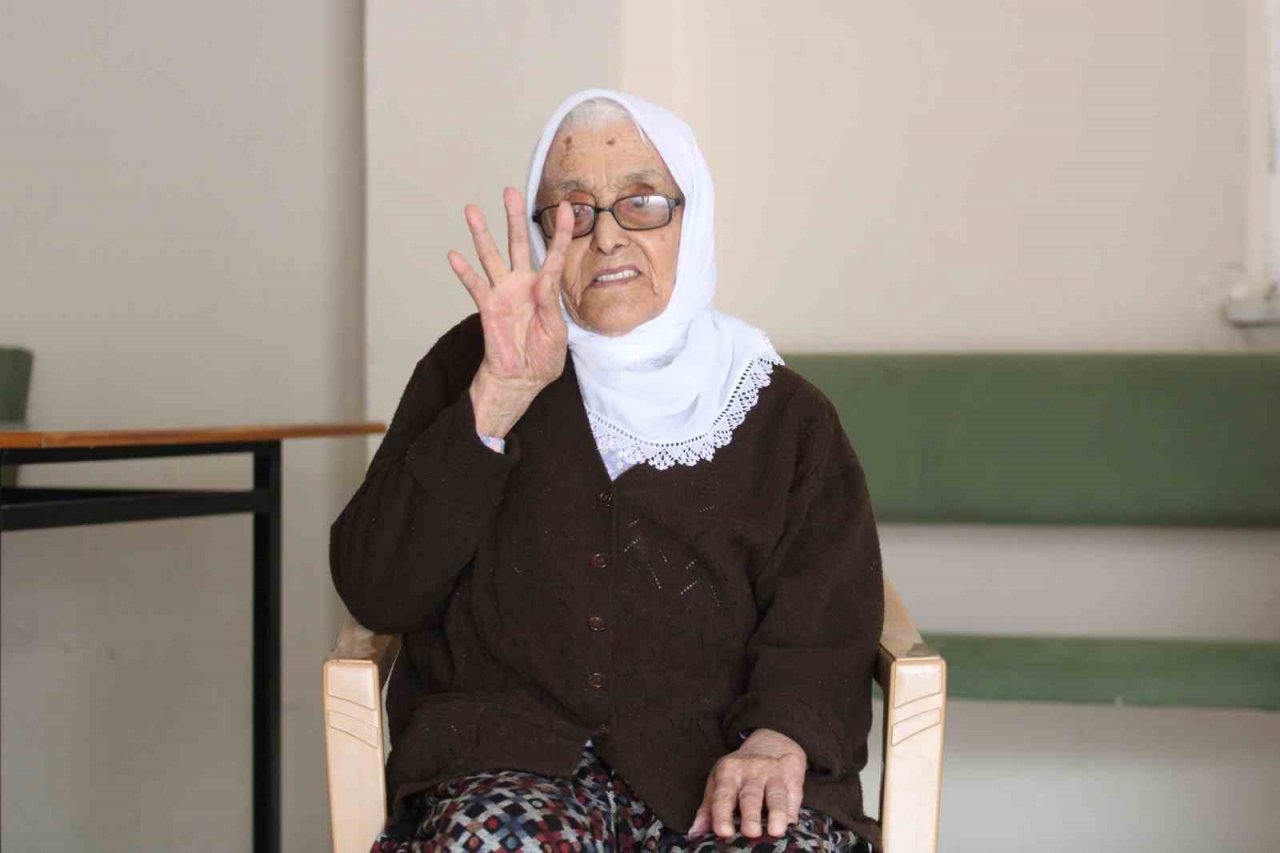 110 yaşındaki Safiye nine 2. tur seçimleri için sandık başına gitti