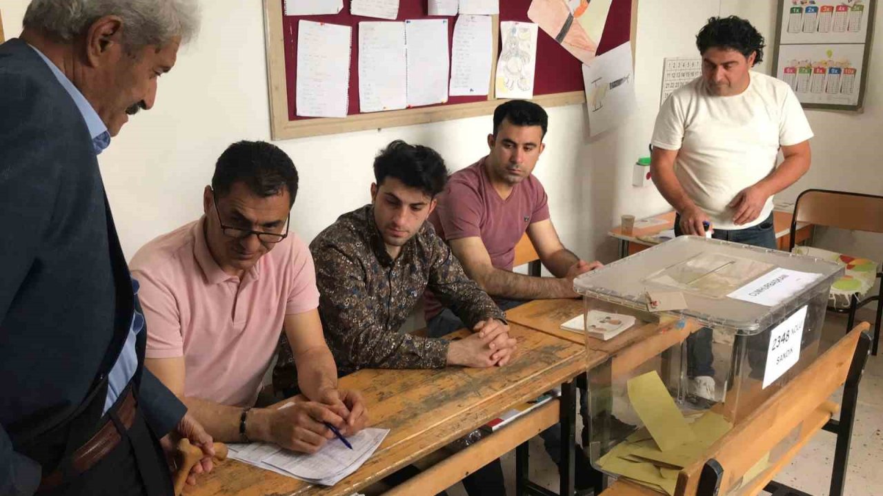Batman’da 80 yaşındaki vatandaş, ’ülke bekası’ deyip sandık başına gitti