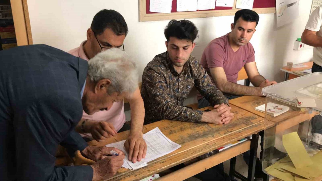 Batman’da 80 yaşındaki vatandaş, ’ülke bekası’ deyip sandık başına gitti