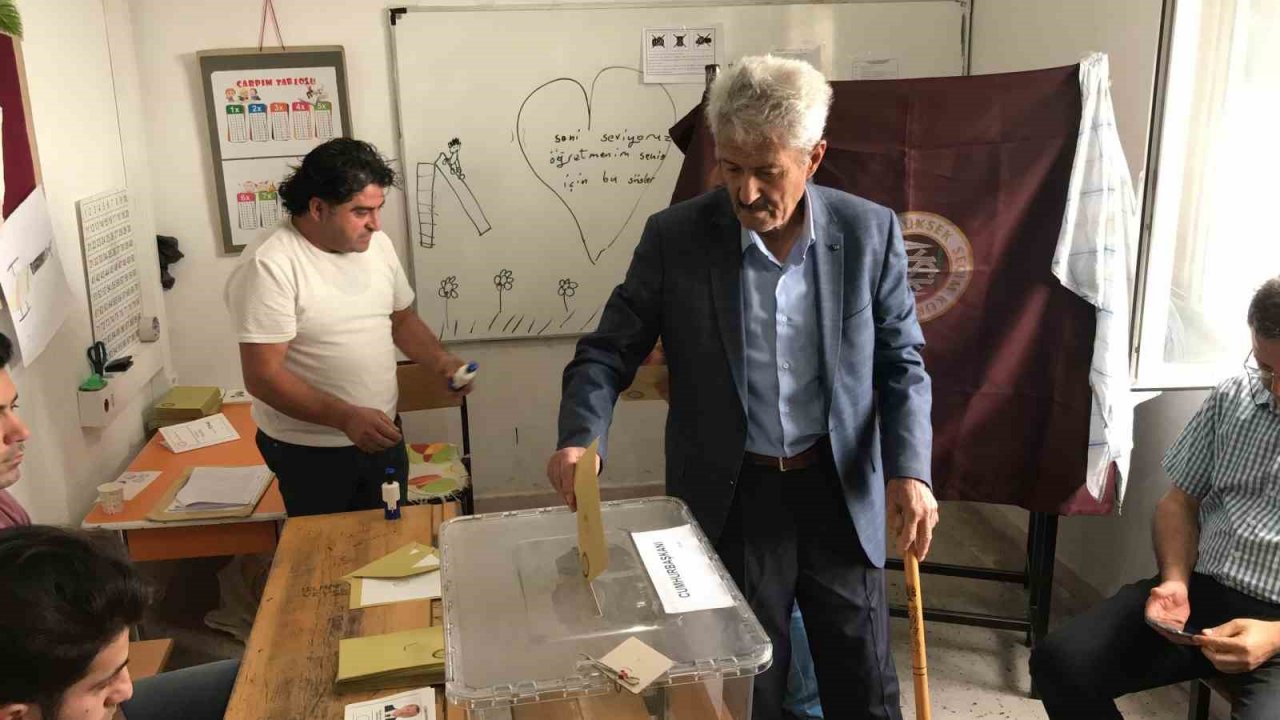 Batman’da 80 yaşındaki vatandaş, ’ülke bekası’ deyip sandık başına gitti
