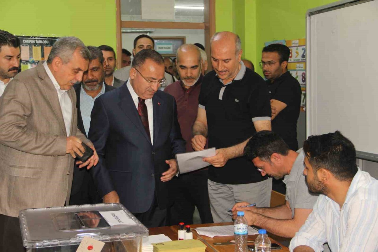 Bakan Bozdağ, oyunu Şanlıurfa’da kullandı