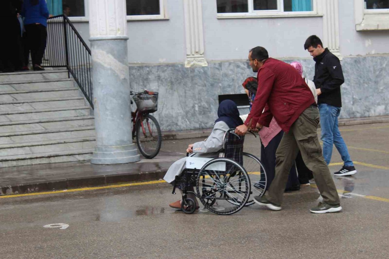 98 yaşında da olsa sandığa gidip ‘demokrasi’ örneği sergiledi