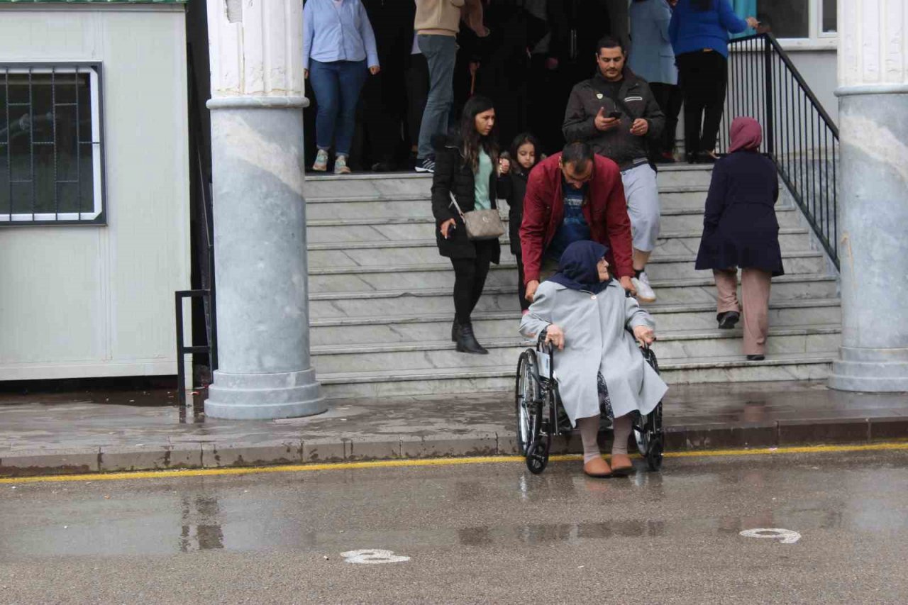 98 yaşında da olsa sandığa gidip ‘demokrasi’ örneği sergiledi