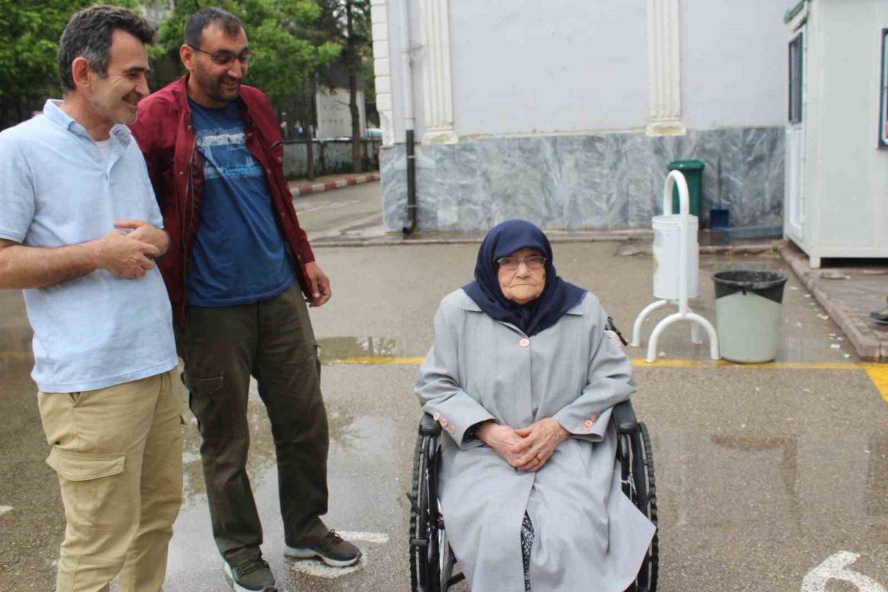 98 yaşında da olsa sandığa gidip ‘demokrasi’ örneği sergiledi