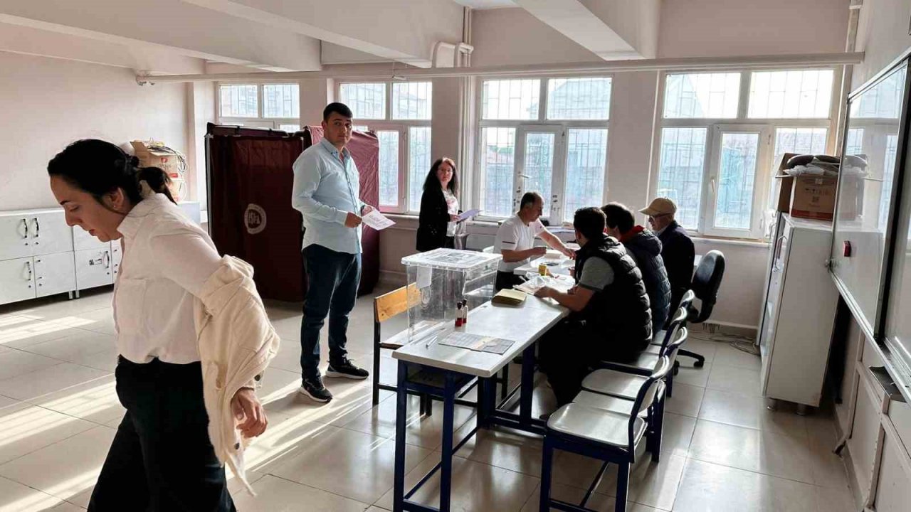 Afyonkarahisar’da oy verme ile sorunsuz bir şekilde başladı