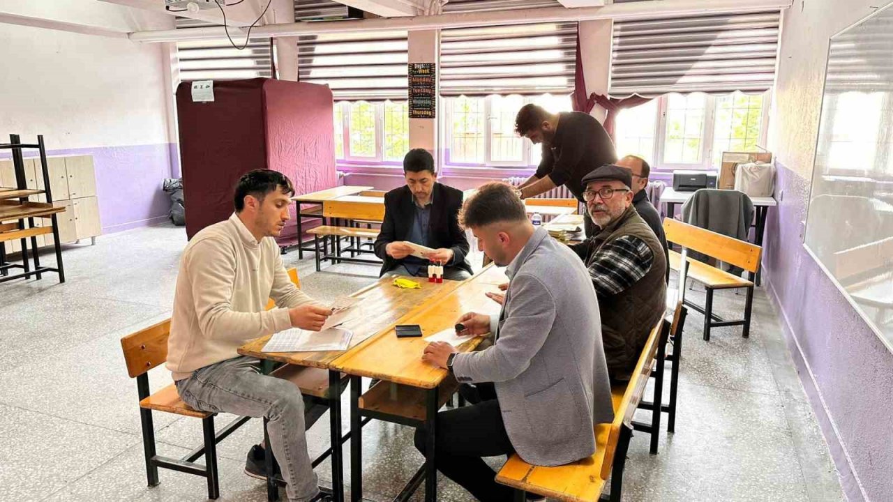 Afyonkarahisar’da oy verme ile sorunsuz bir şekilde başladı