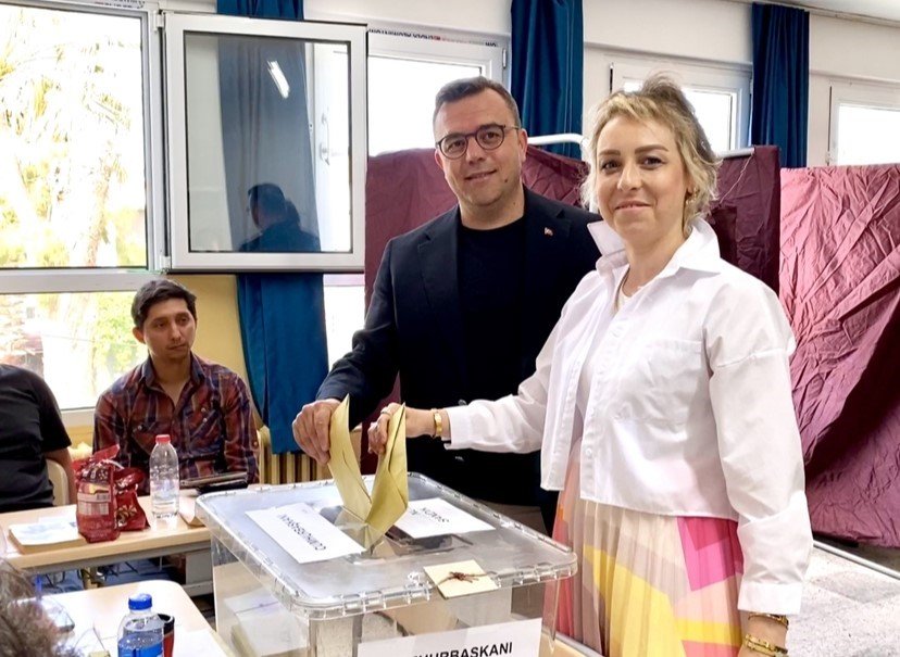 AK Parti Seferihisar İlçe Başkanı Aydın eşi ile birlikte oyunu kullandı