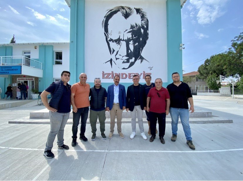 AK Parti Seferihisar İlçe Başkanı Aydın eşi ile birlikte oyunu kullandı