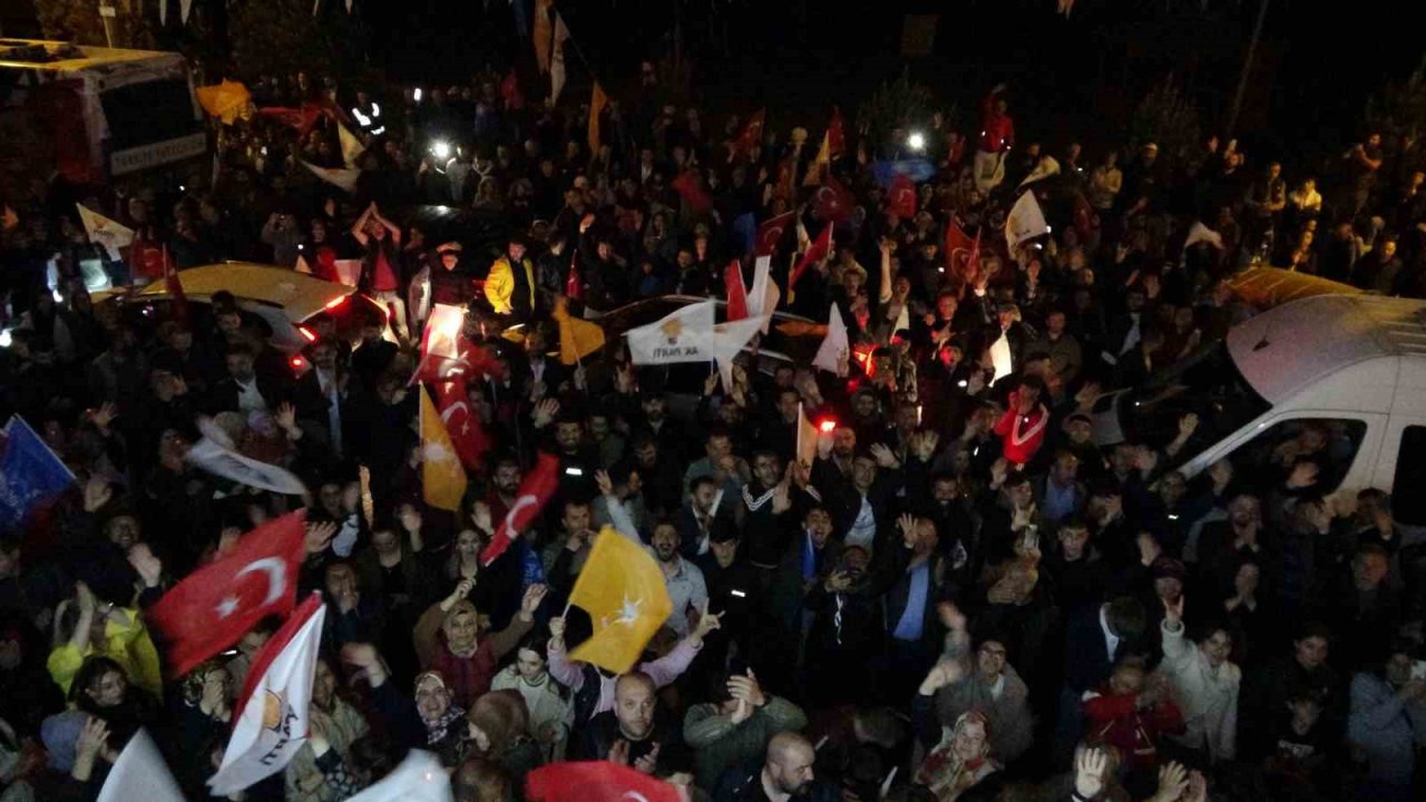 Ardahan’da seçim kutlamaları başladı