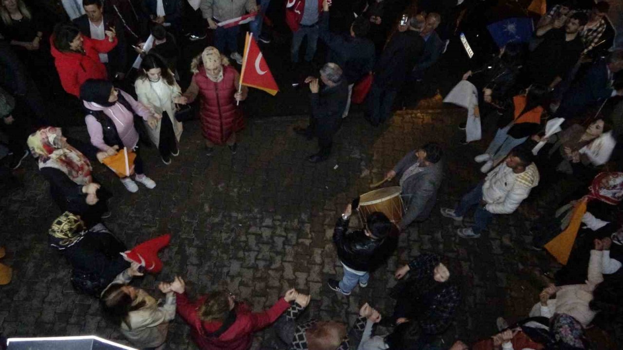 Ardahan’da seçim kutlamaları başladı