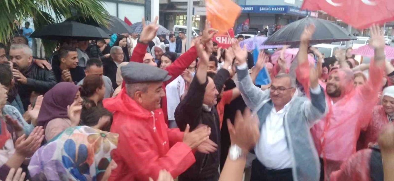 Başkan Kaplan, Cumhurbaşkanı Erdoğan’ın zaferini vatandaşlarla birlikte kutladı