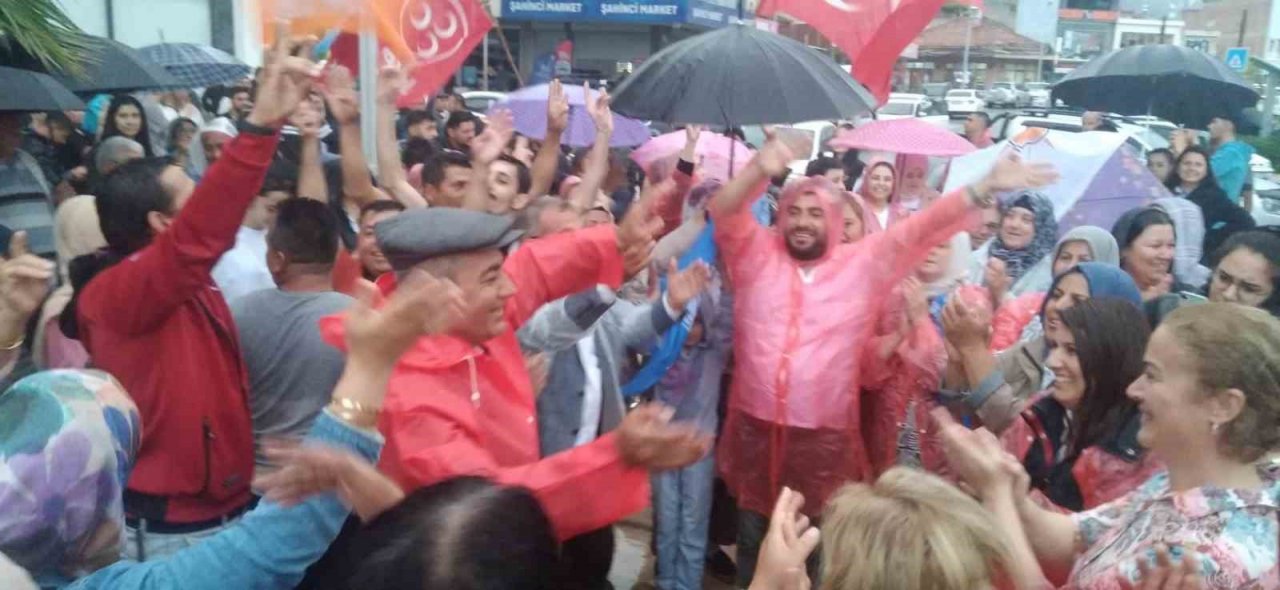 Başkan Kaplan, Cumhurbaşkanı Erdoğan’ın zaferini vatandaşlarla birlikte kutladı