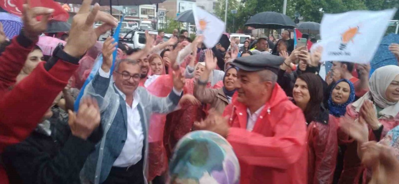 Başkan Kaplan, Cumhurbaşkanı Erdoğan’ın zaferini vatandaşlarla birlikte kutladı