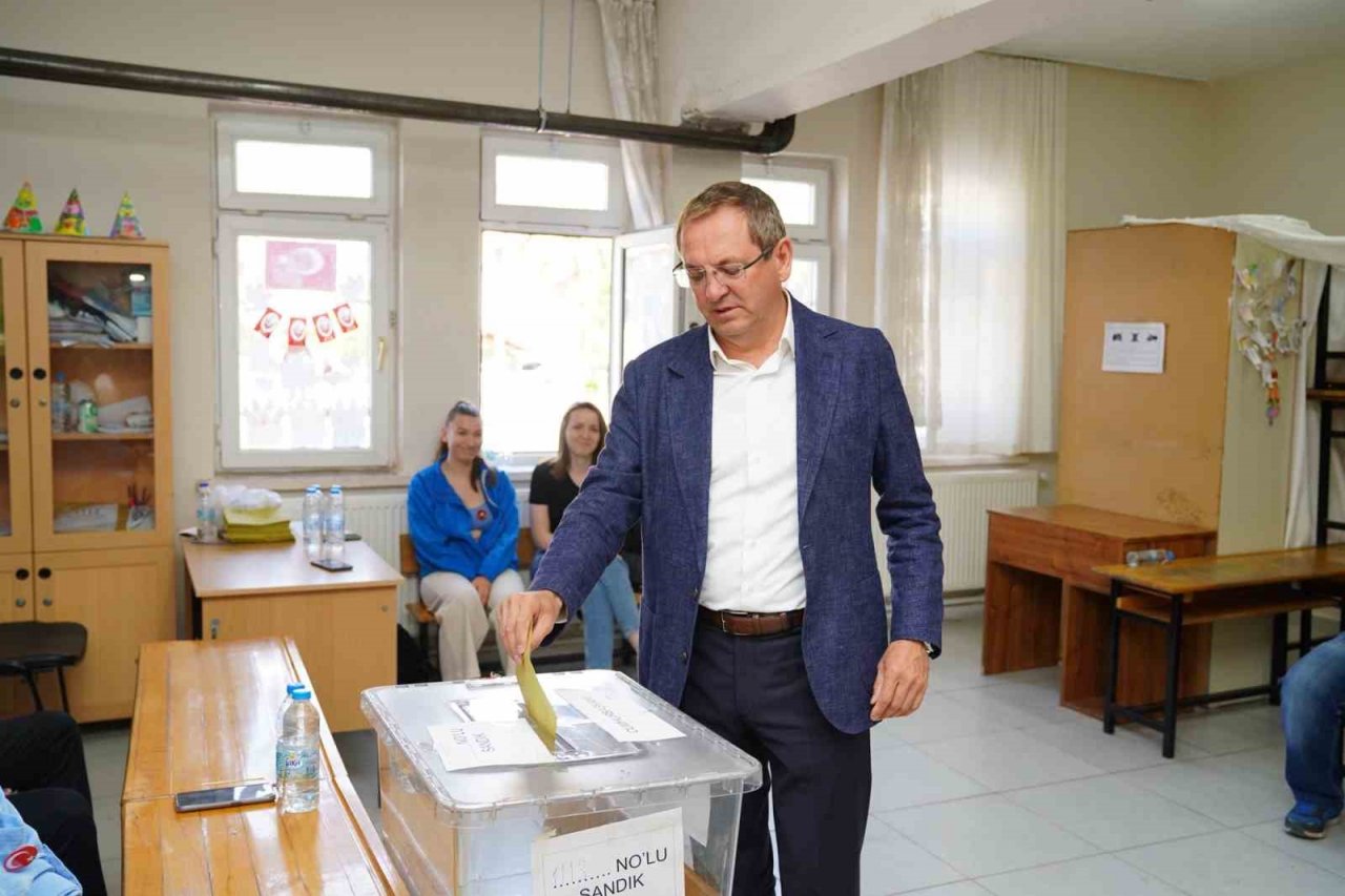 Başkan Mesut Ergin eşi Canan Ergin’le birlikte oyunu kullandı