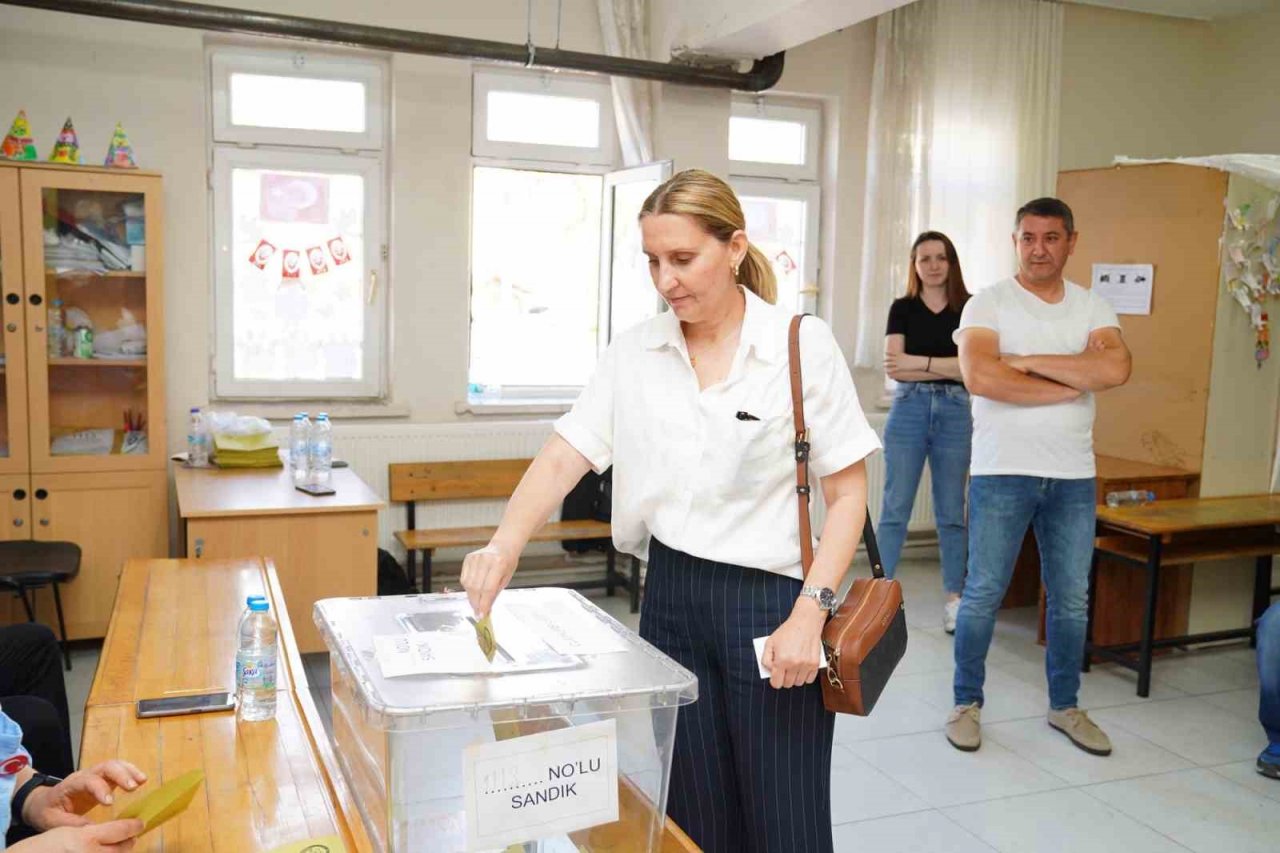 Başkan Mesut Ergin eşi Canan Ergin’le birlikte oyunu kullandı