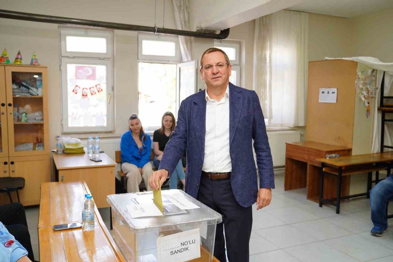 Başkan Mesut Ergin eşi Canan Ergin’le birlikte oyunu kullandı