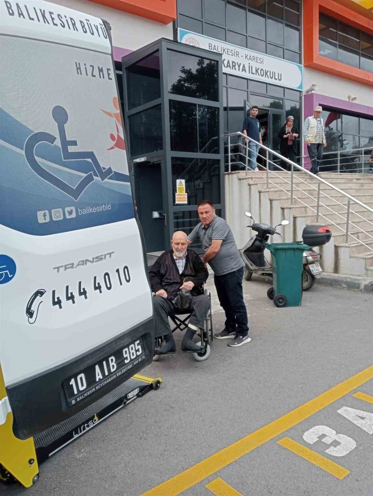 Başkan Yılmaz, oyunu ailesi ile birlikte kullandı