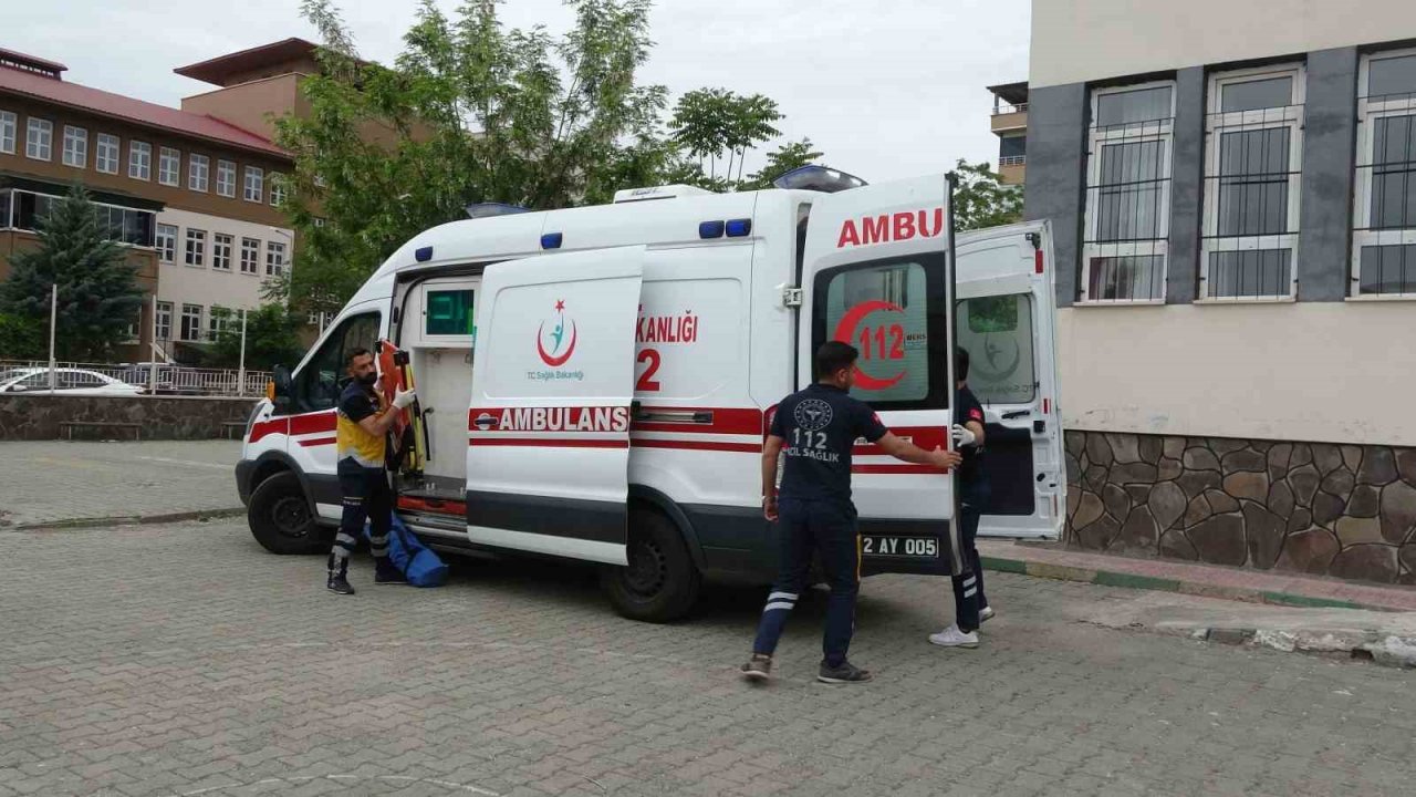 Bingöl’de yaşlı ve hastalar ambulansla sandığa götürülüyor
