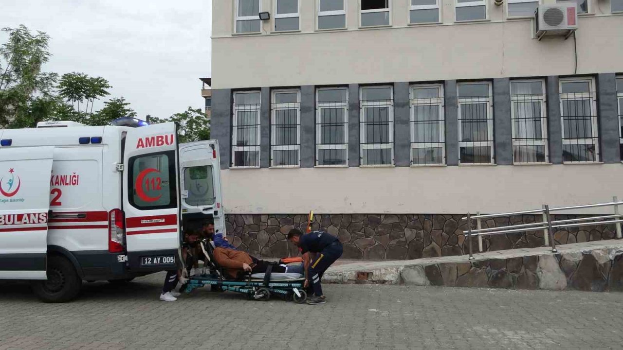 Bingöl’de yaşlı ve hastalar ambulansla sandığa götürülüyor
