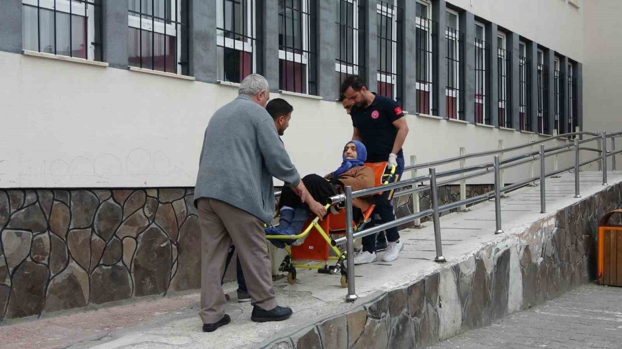 Bingöl’de yaşlı ve hastalar ambulansla sandığa götürülüyor