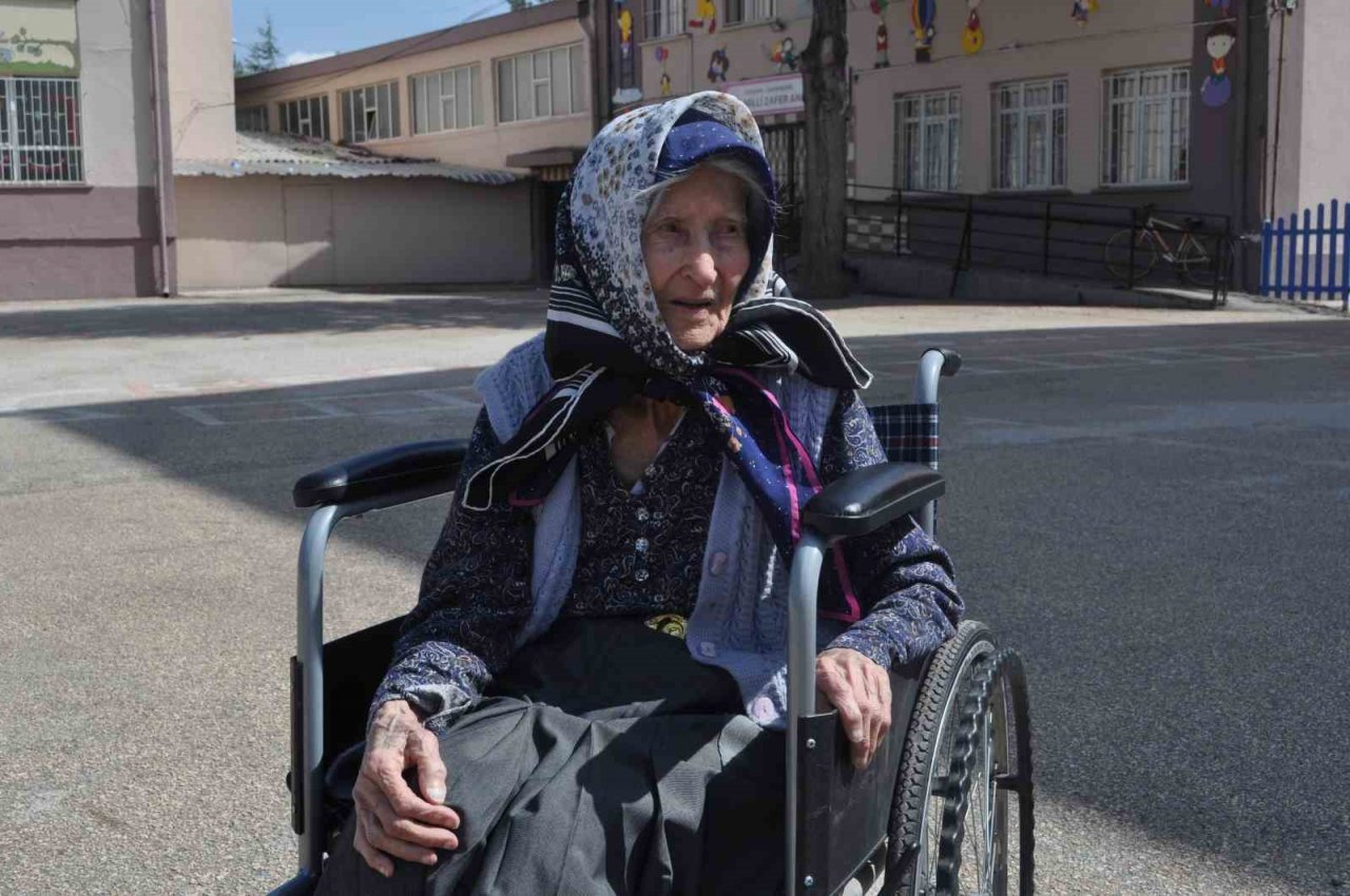 92 yaşındaki Zehra teyze tekerlekli sandalye ile de olsa oyunu kullandı