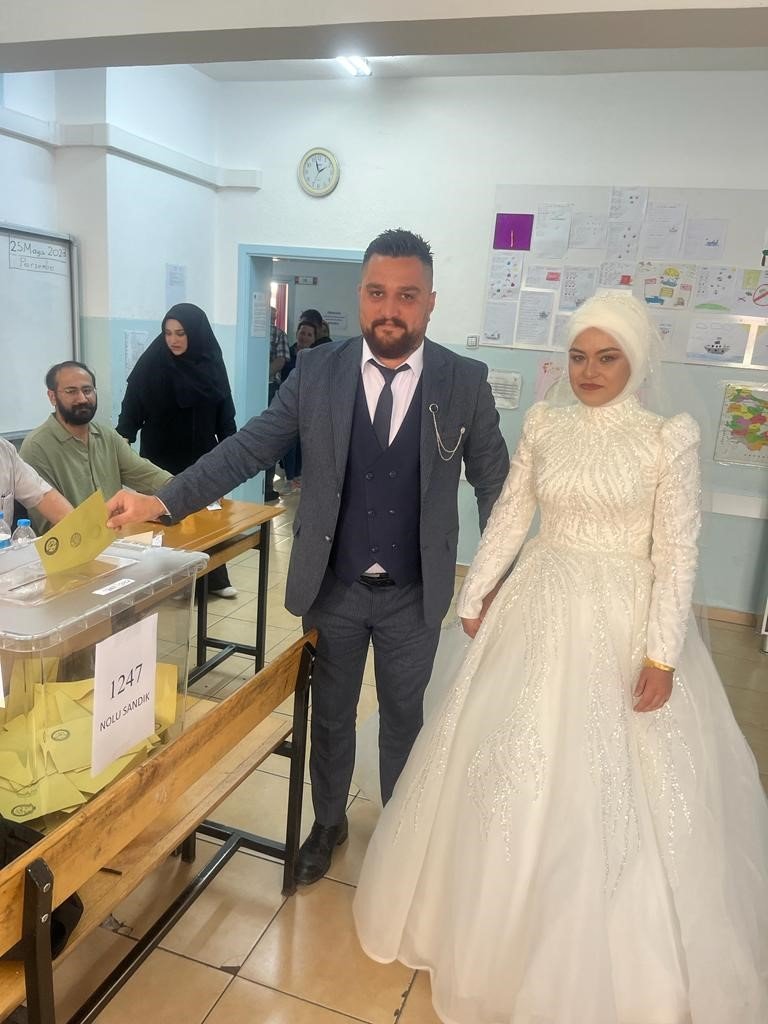 Damatlık ve gelinlikle oy kullanmaya gittiler