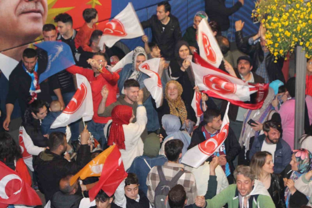 Cumhurbaşkanı Erdoğan’ın seçim zaferi Trabzon’da coşkuyla kutlanıyor