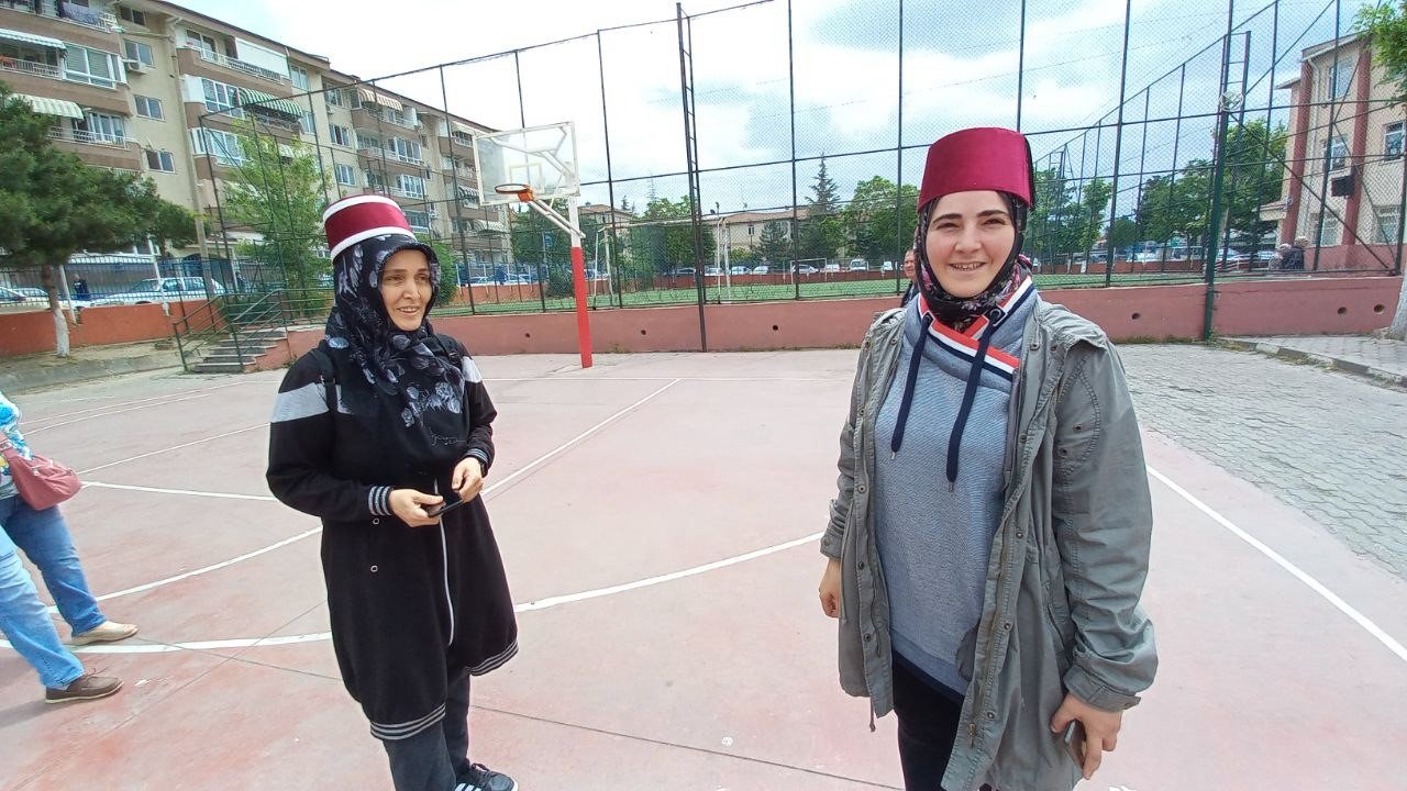 Oy kullanmaya başlarındaki fes ile geldiler