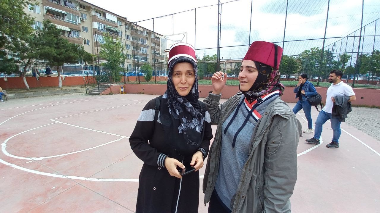 Oy kullanmaya başlarındaki fes ile geldiler