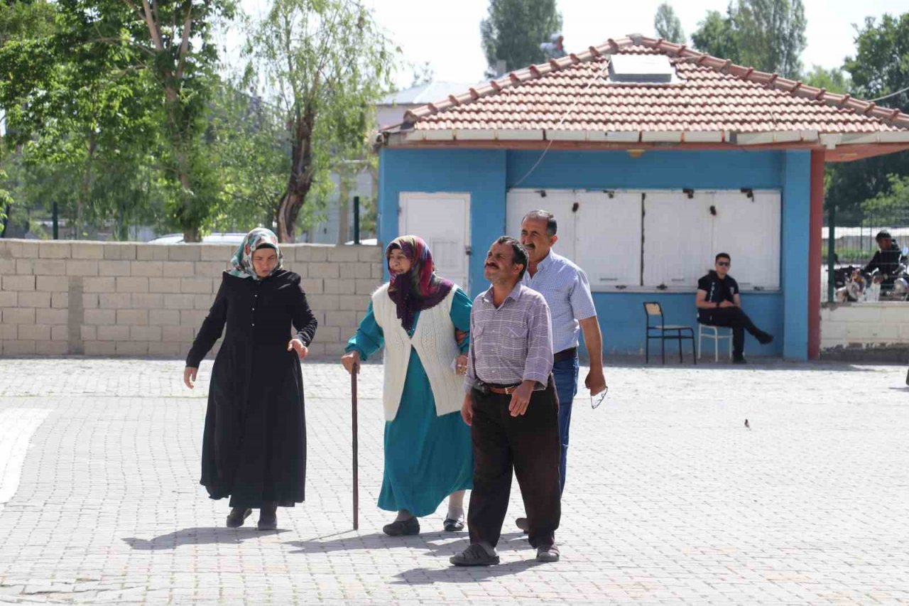Iğdırlılar 2. tur için yeniden sandık başında