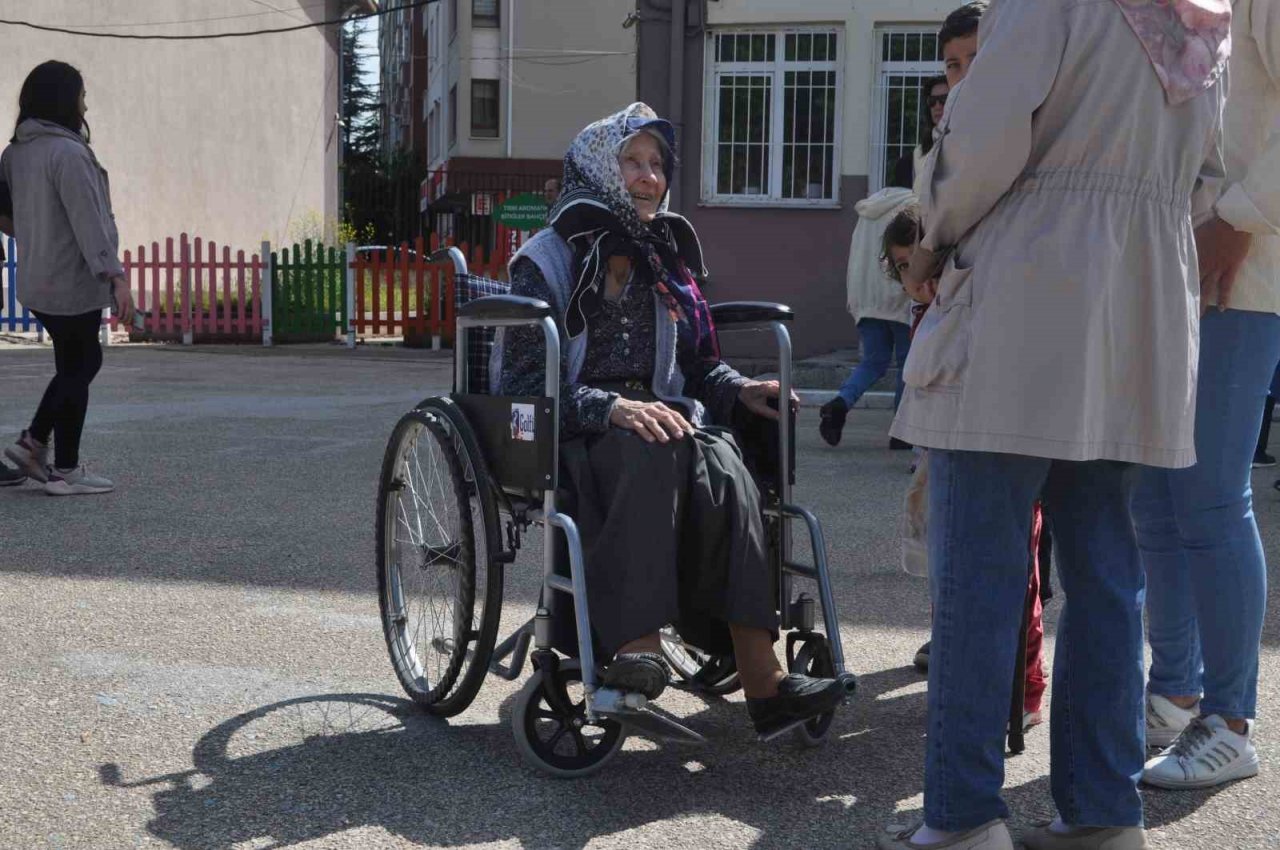92 yaşındaki Zehra teyze tekerlekli sandalye ile de olsa oyunu kullandı