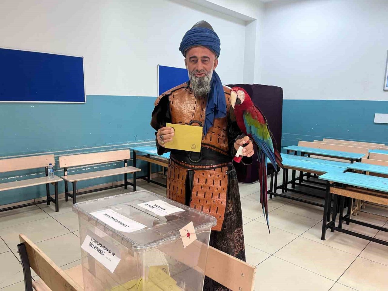 Papağanıyla oy kullanmaya gitti