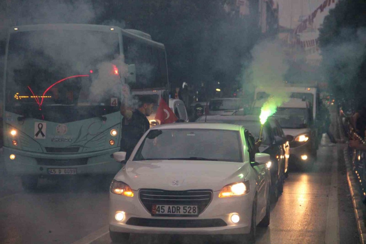 Manisalılardan halaylı kutlama