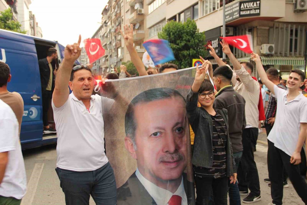 Manisalılardan halaylı kutlama