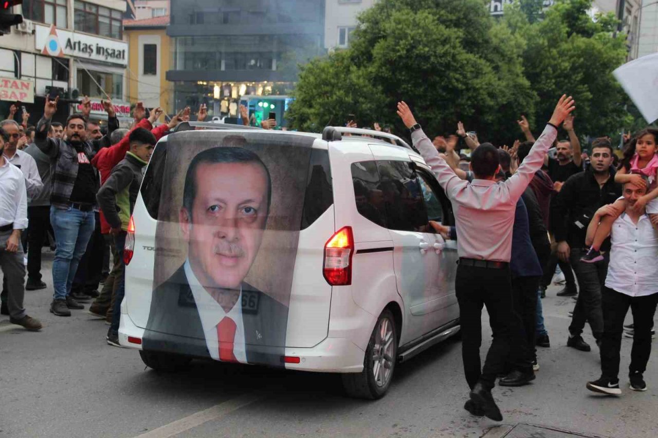 Manisalılardan halaylı kutlama