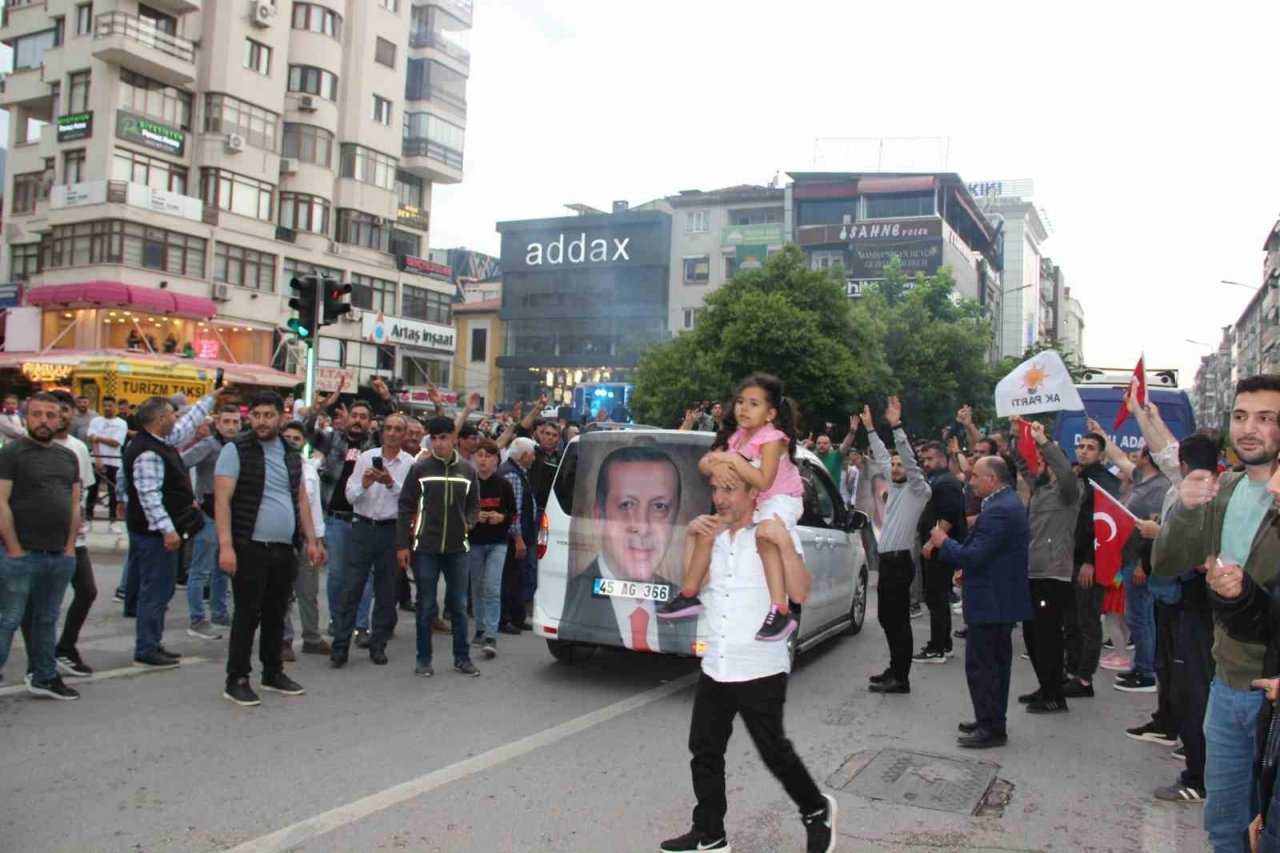 Manisalılardan halaylı kutlama