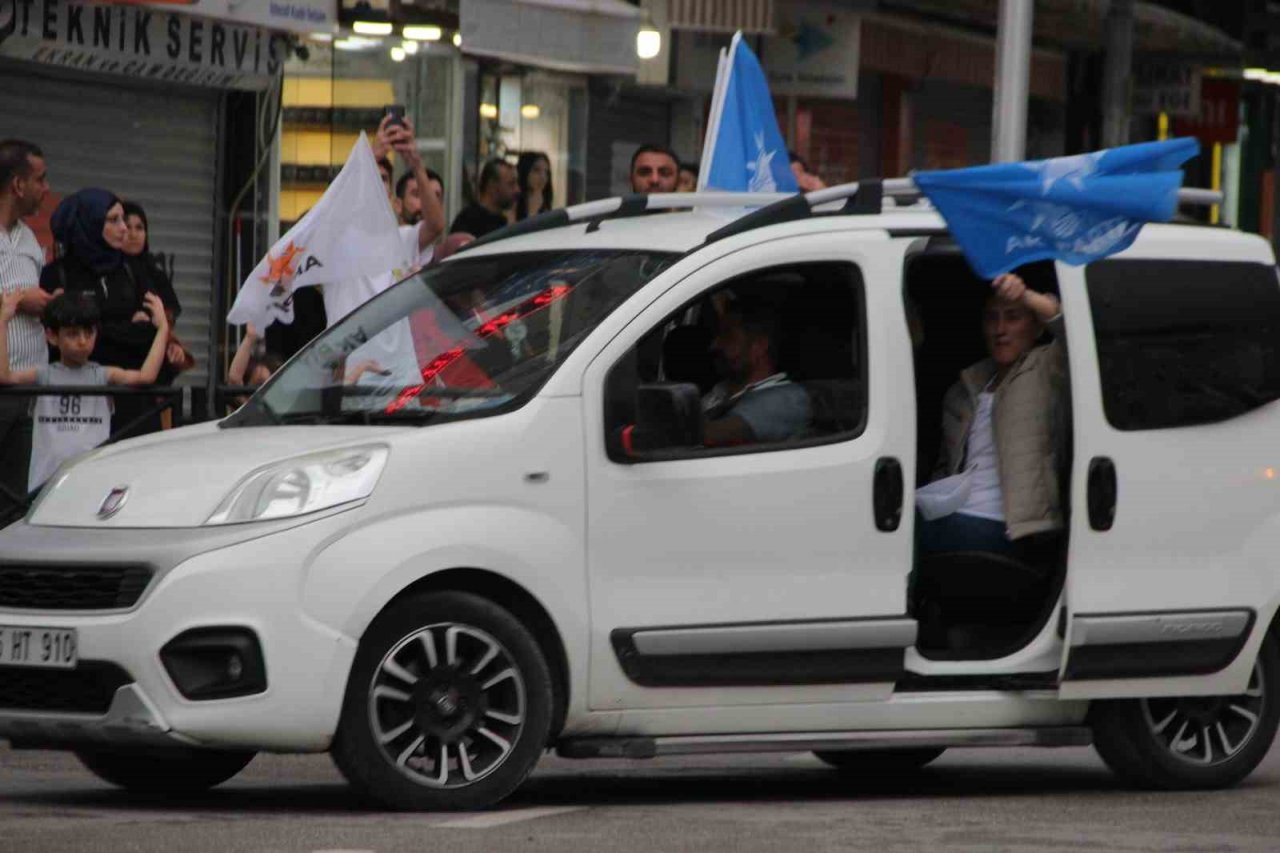 Manisalılardan halaylı kutlama