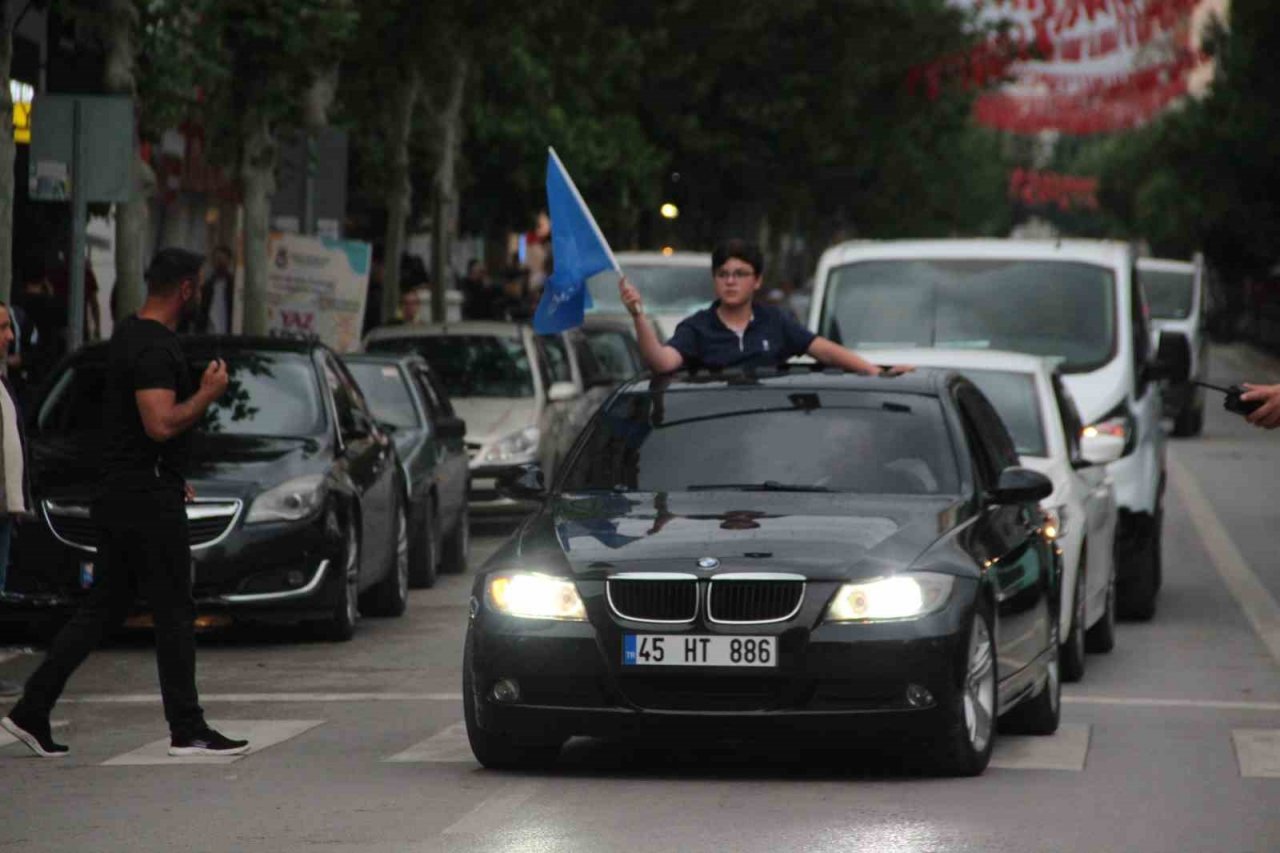 Manisalılardan halaylı kutlama