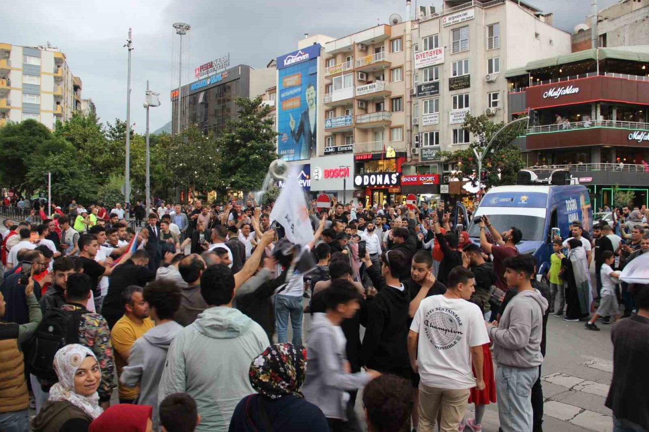 Manisalılardan halaylı kutlama