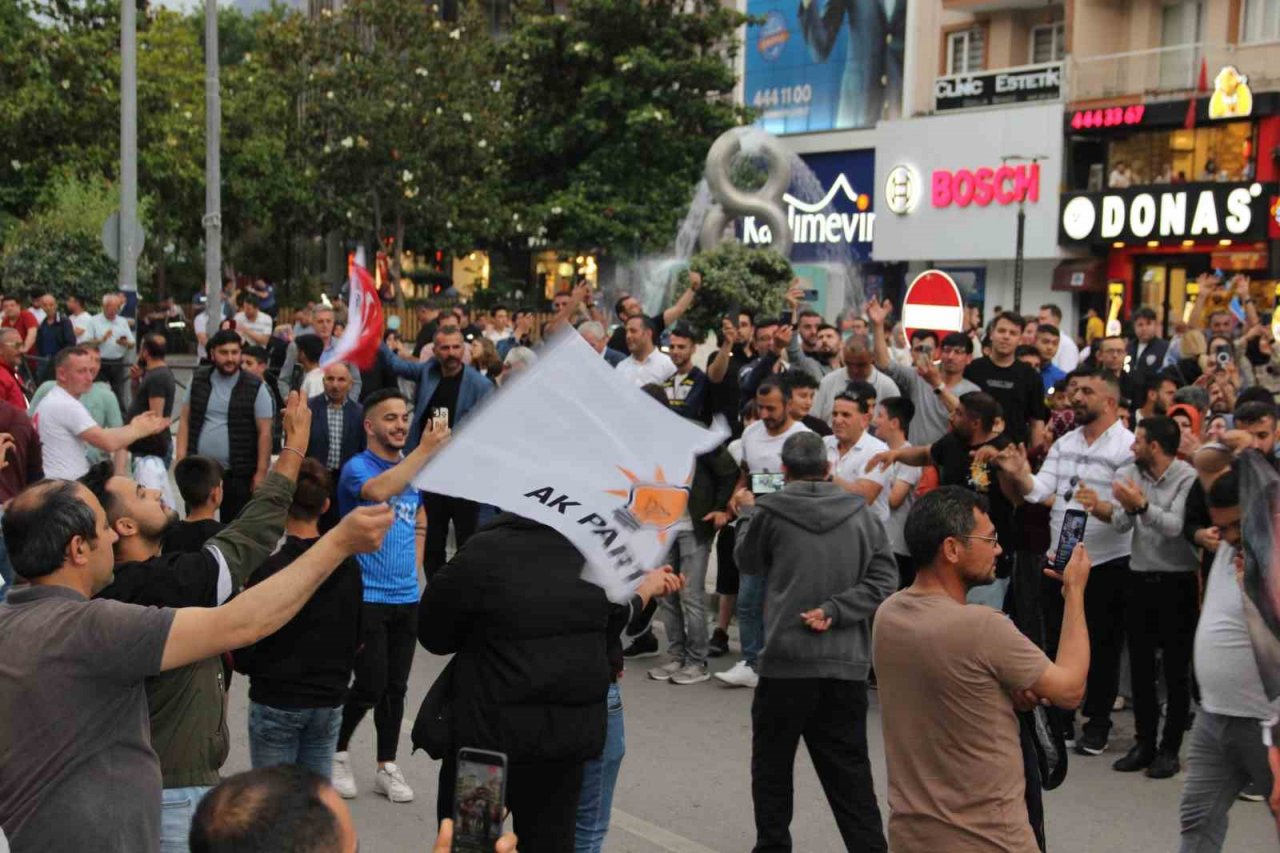 Manisalılardan halaylı kutlama