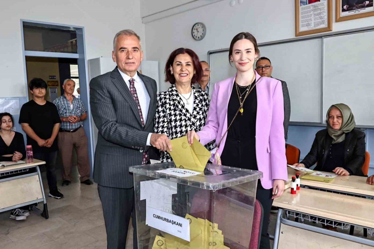 Denizli’de siyasiler oylarını kullandı