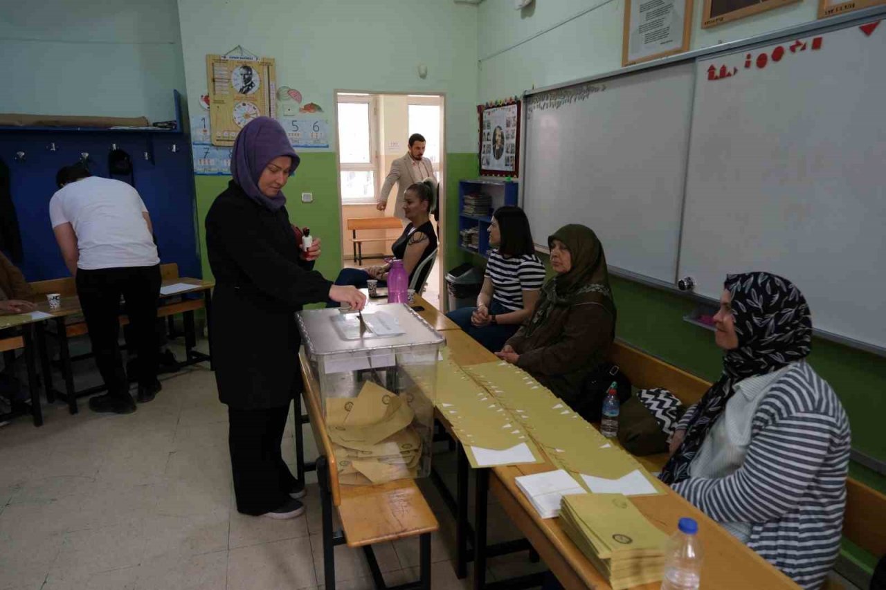 Manisalı vatandaşlar ikinci tur için sandık başına gitti