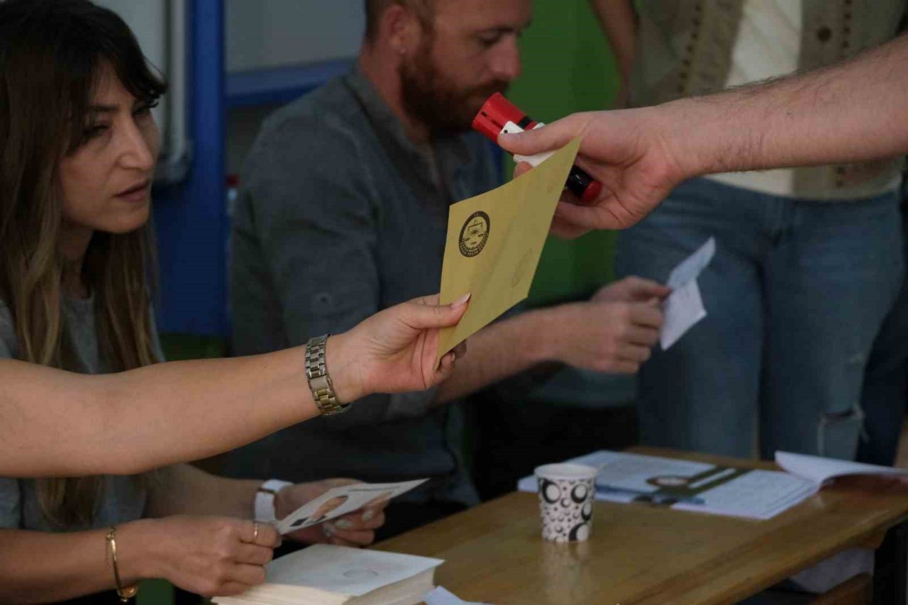 Manisalı vatandaşlar ikinci tur için sandık başına gitti