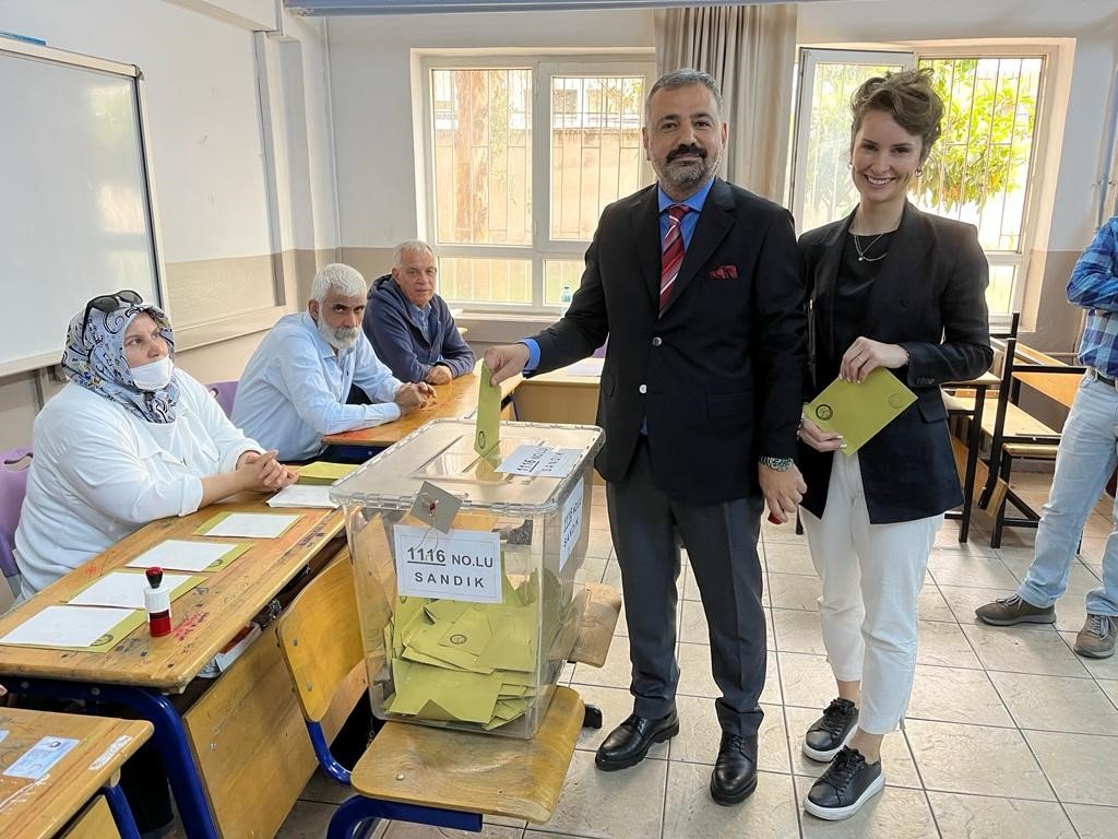 CHP İzmir İl Başkanı Aslanoğlu ve eşi oylarını kullandı