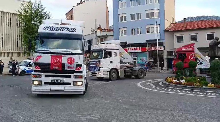 Seçim sonuçlarını tır konvoyuyla kutladılar