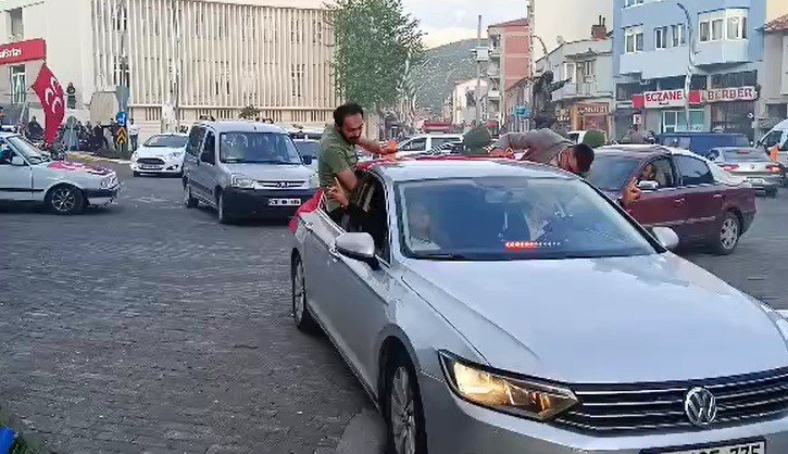 Seçim sonuçlarını tır konvoyuyla kutladılar