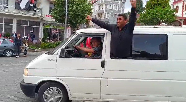 Seçim sonuçlarını tır konvoyuyla kutladılar