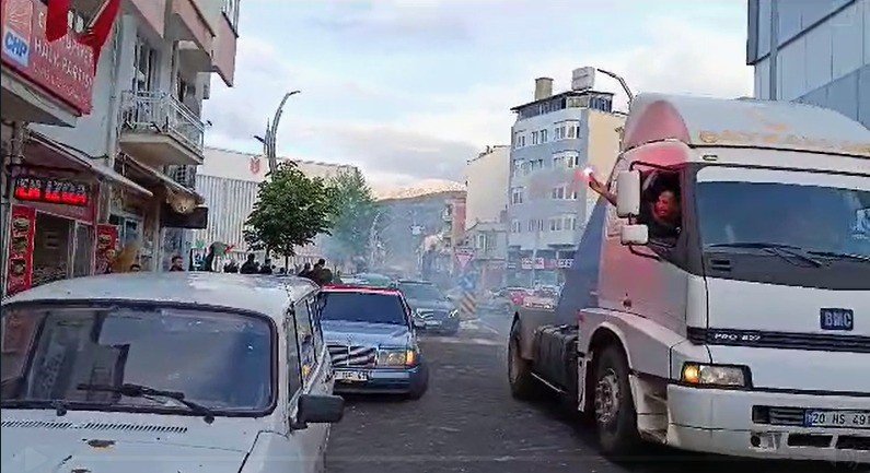 Seçim sonuçlarını tır konvoyuyla kutladılar