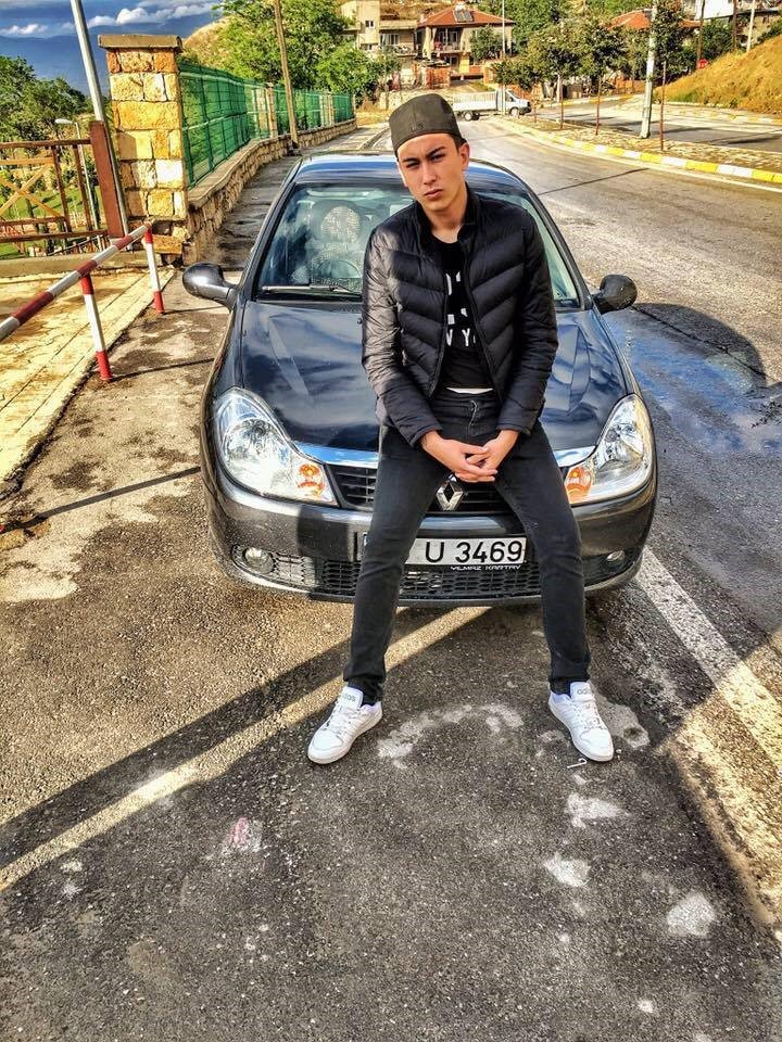 Kaldırımdaki ağaca çarpıp takla atan otomobilin sürücüsü öldü